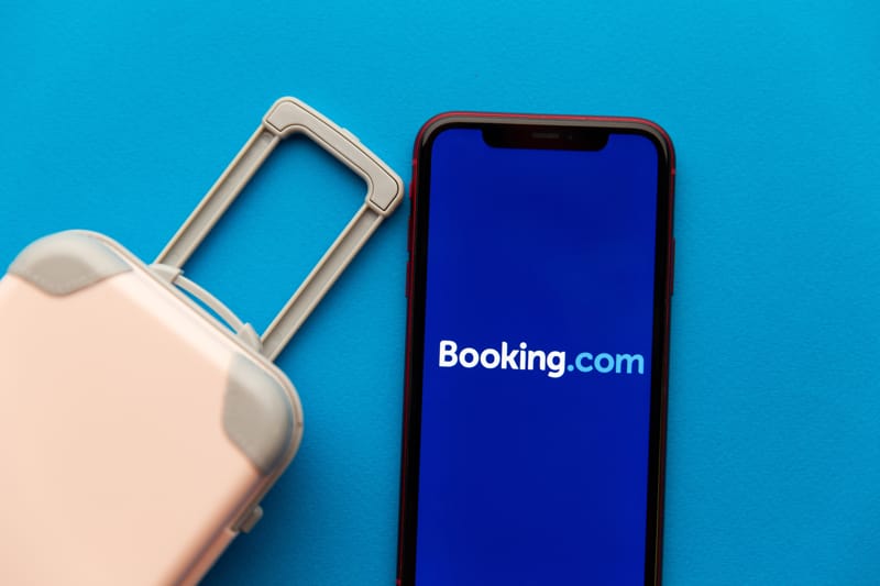 Booking.com cambia modello di business: cosa succede e come restare competitivi